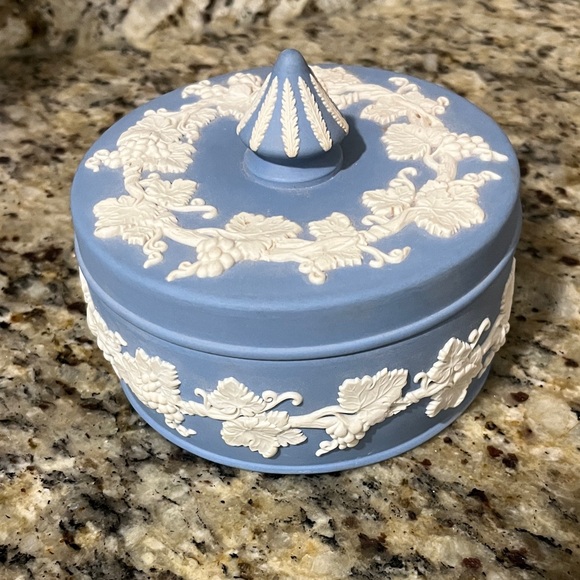 Wedgwood VTG Jasper ware Decorative Round Trinket Box Intricate Detailing - Picture 1 of 6